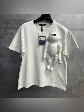 🚩steal Louis Vuitton White Short-Sleeve T-Shirt with Plush Frog Accent